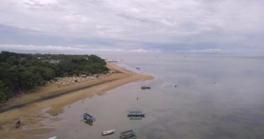 Sanur sahilindeki teknelerin hava görüntüsü.