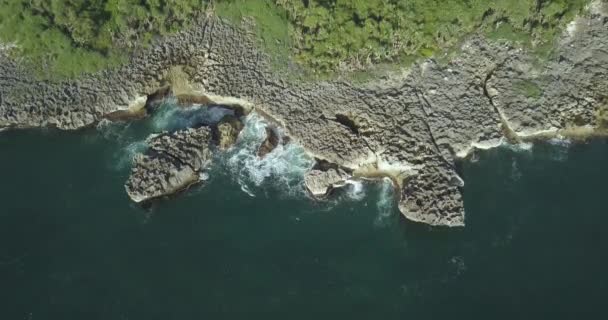 岩の多い海岸線の空中風景 — ストック動画