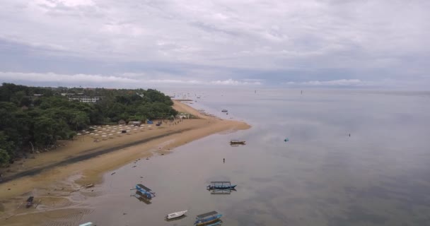 Vue aérienne des bateaux à la plage de Sanur 