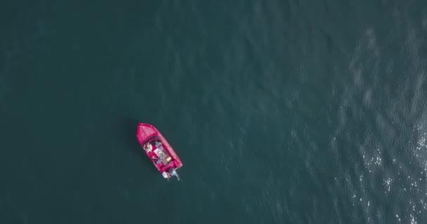 Вид с воздуха на красную лодку — стоковое видео