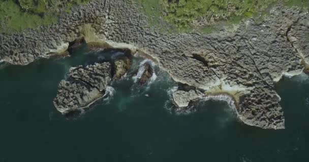 Luchtfoto van rotsachtige kustlijn — Stockvideo