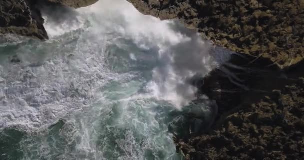 岩石海岸的空中景观 — 图库视频影像