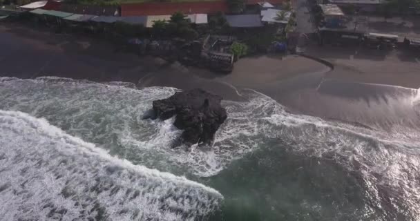 Vista aérea de la playa de Batu Bolong — Vídeos de Stock