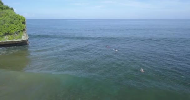 Vista aérea de los surfistas en la playa de Balangan — Vídeos de Stock