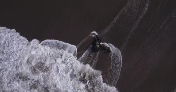 Повітряний вид хвиль розбивається об скелі на пляжі Бату Болонг. — стокове відео