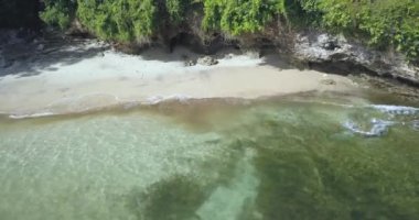 Tropikal plajın havadan görünüşü