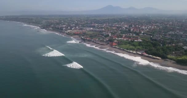 Vista aérea de la playa de Batu Bolong — Vídeo de stock