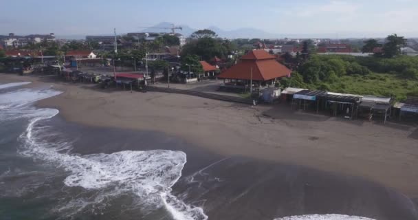 Letecký pohled na pláž Batu Bolong — Stock video