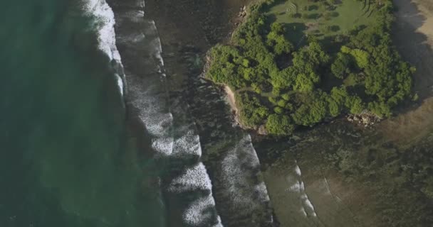 Vista aérea de la costa rocosa — Vídeos de Stock