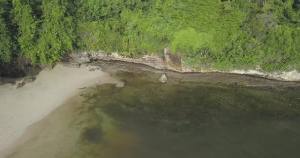 Vue aérienne des surfeurs à la plage de Balangan 