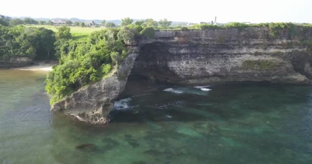 Légi kilátás az óceán partján közelében Balangan strand — Stock videók