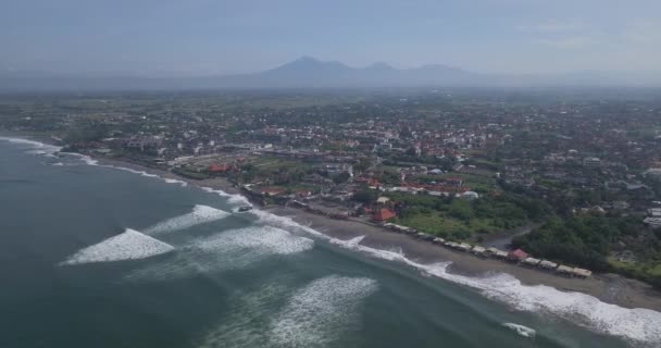 Vista aérea de la playa de Batu Bolong — Vídeos de Stock