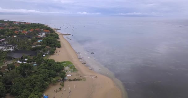 Vista aérea de barcos na praia de Sanur — Vídeo de Stock