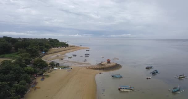 Vista aérea de barcos na praia de Sanur — Vídeo de Stock