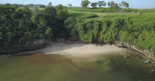 Vista aérea del campo de golf con bunker y verde en la costa — Vídeos de Stock