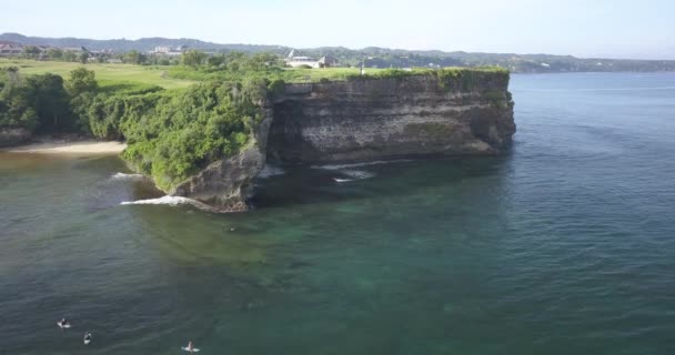 Luchtfoto van surfers op Balangan strand — Stockvideo