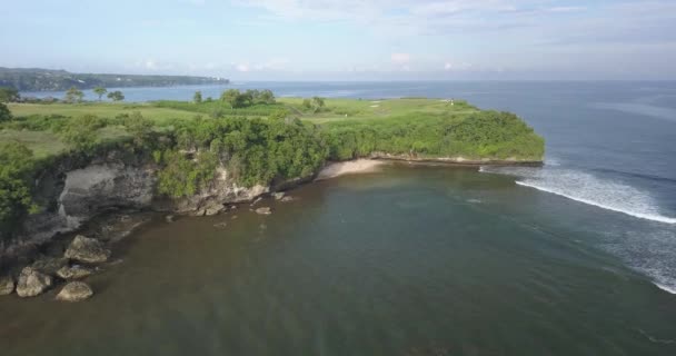 Luchtfoto van surfers op Balangan strand — Stockvideo