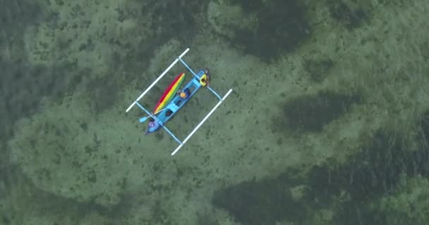 Vista aérea do pescador no barco — Vídeo de Stock