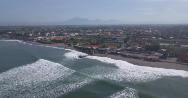 Vista aérea de la playa de Batu Bolong — Vídeos de Stock