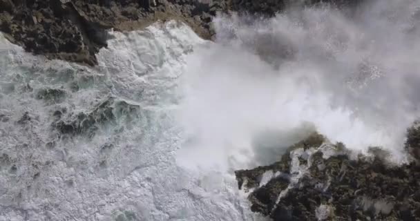 Luchtfoto van rotsachtige kustlijn — Stockvideo