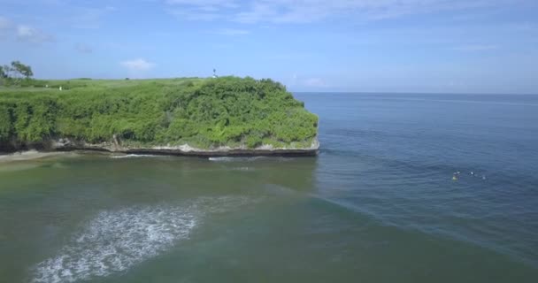 Vista aérea dos surfistas na praia de Balangan — Vídeo de Stock