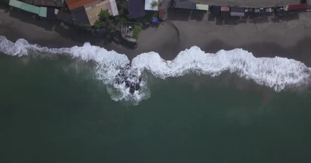 Batu Bolong plajının havadan görünüşü, Canggu — Stok video