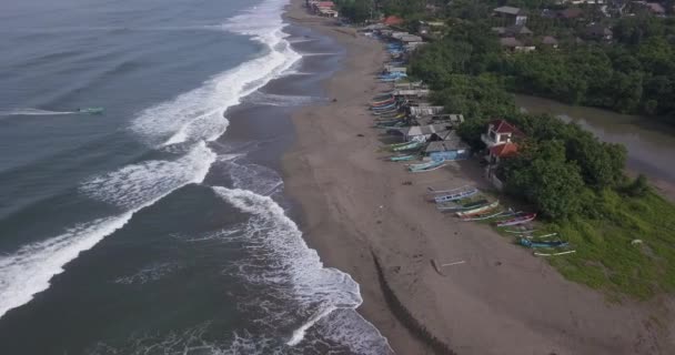 Batu Bolong sahilindeki teknelerin havadan görüntüsü, Canggu. — Stok video