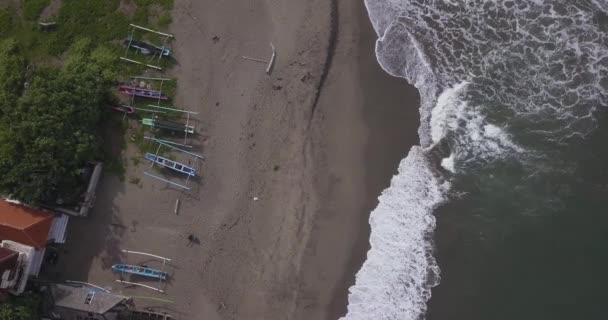 Luftaufnahme von Booten am Batu Bolong Strand, Canggu — Stockvideo