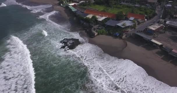 Vista aérea da praia de Batu Bolong, Canggu — Vídeo de Stock
