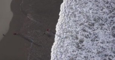 Deniz kıyısındaki balıkçıların hava manzarası