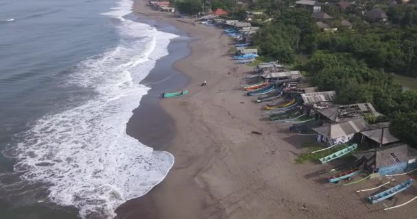 Batu Bolong sahilindeki teknelerin havadan görüntüsü, Canggu. — Stok video