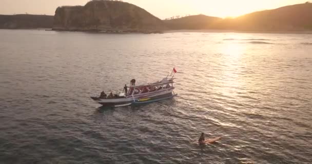 Luchtfoto van surfers en boten — Stockvideo