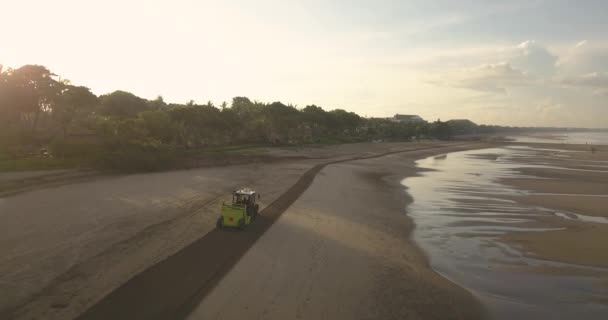 Beach cleaning tractor in Kuta — Stock Video