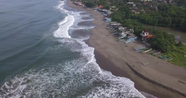 Légi kilátás hajók Batu Bolong strand, Canggu — Stock videók