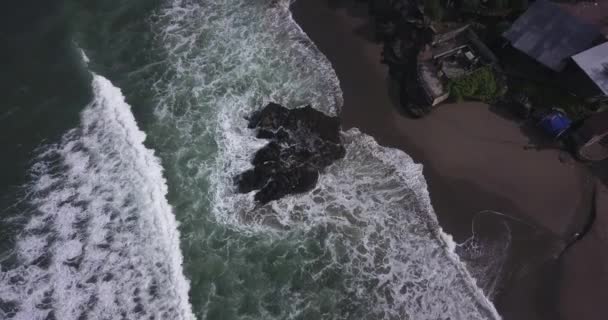 Luchtfoto van Batu Bolong strand, Canggu — Stockvideo