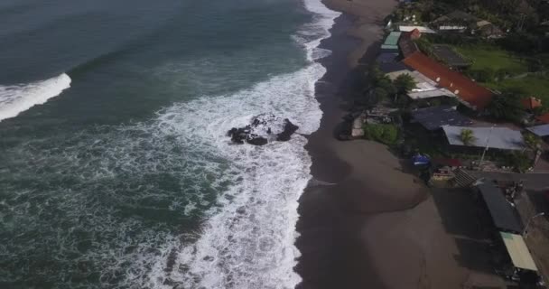 Vista aérea de la playa de Batu Bolong, Canggu — Vídeos de Stock