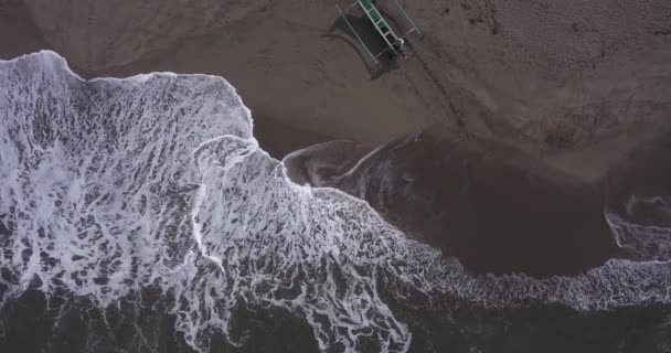 Flygfoto över båt och fiskare på Batu Bolong stranden, Canggu — Stockvideo