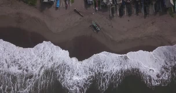Batu Bolong sahilindeki teknelerin havadan görüntüsü, Canggu. — Stok video