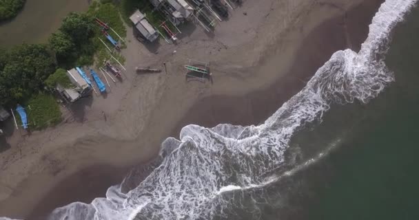 Luchtfoto van boten op Batu Bolong strand, Canggu — Stockvideo