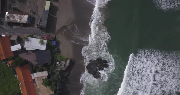 Vue aérienne de la plage de Batu Bolong, Canggu — Video