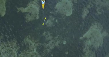 Balıkçının teknedeki hava görüntüsü.