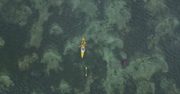 Luchtfoto van de visser in de boot — Stockvideo
