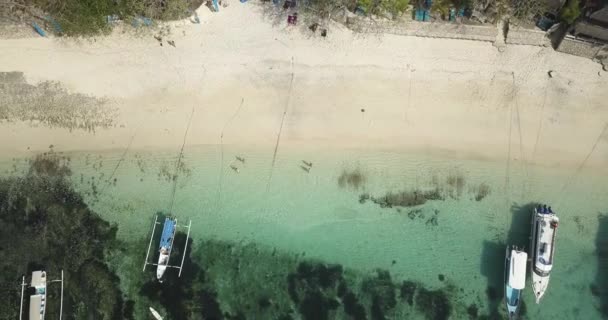 Vista aérea da praia na ilha Lembongan — Vídeo de Stock