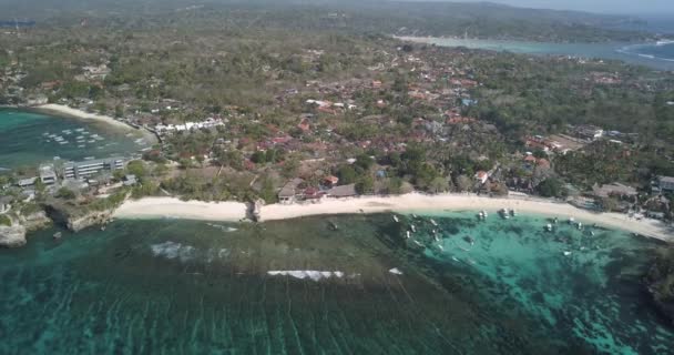 Vista aérea de la playa en isla de Lembongan — Vídeo de stock