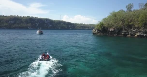 Vista aérea del barco a motor — Vídeos de Stock