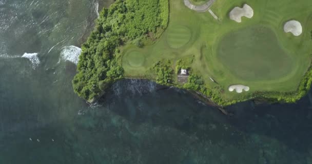 Luftaufnahme des Golfplatzes mit Bunker und Grün an der Küste — Stockvideo