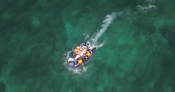 Вид с воздуха на моторную лодку — стоковое видео