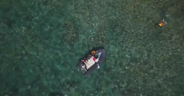 Вид з повітря на моторний човен — стокове відео