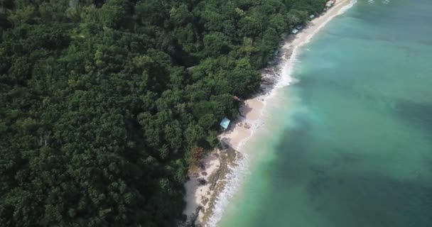 Vista aérea de la costa rocosa — Vídeos de Stock