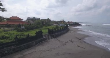 Batu Bolong plajındaki tapınak duvarının havadan görüntüsü.